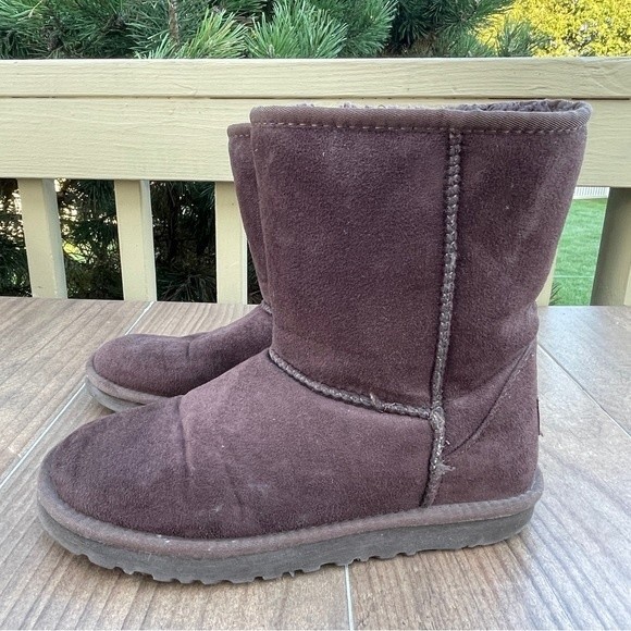 UGG Classic Women’s Short Chocolate Brown Boots Size W9 - Picture 1 of 6